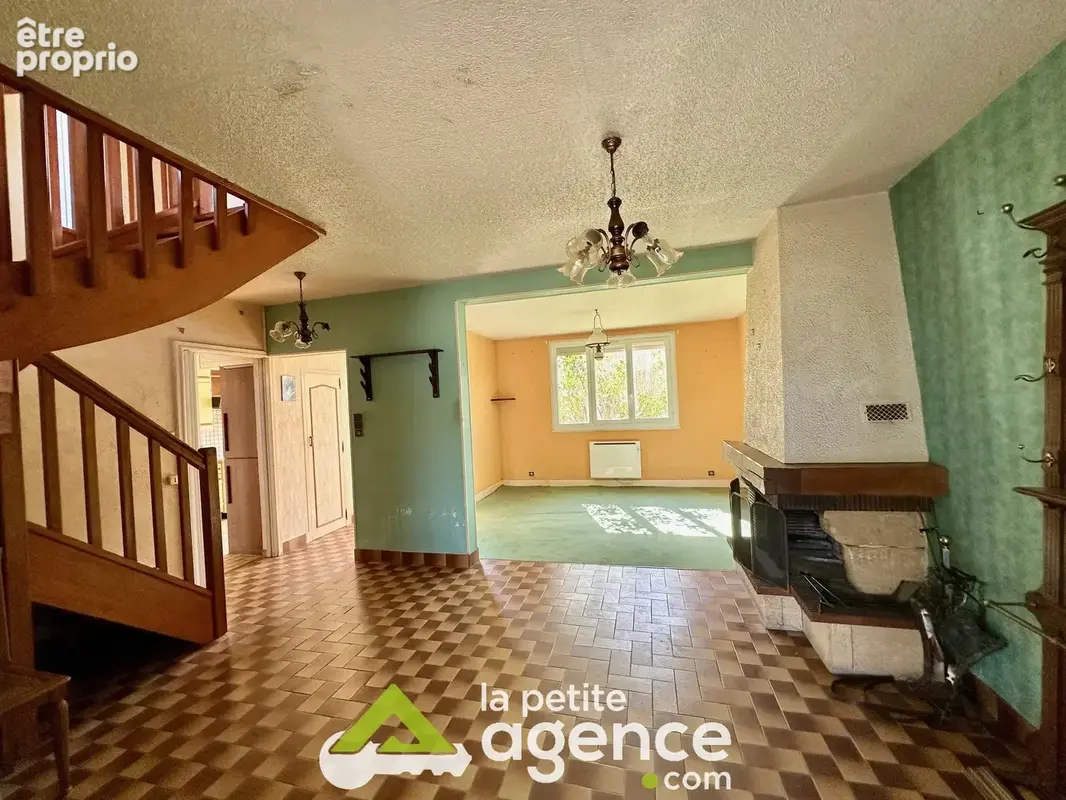 SAINT DOULCHARD, maison T4 de 117 m2 avec garage et dépendances sur  600 m2 de jardin. - photo 2
