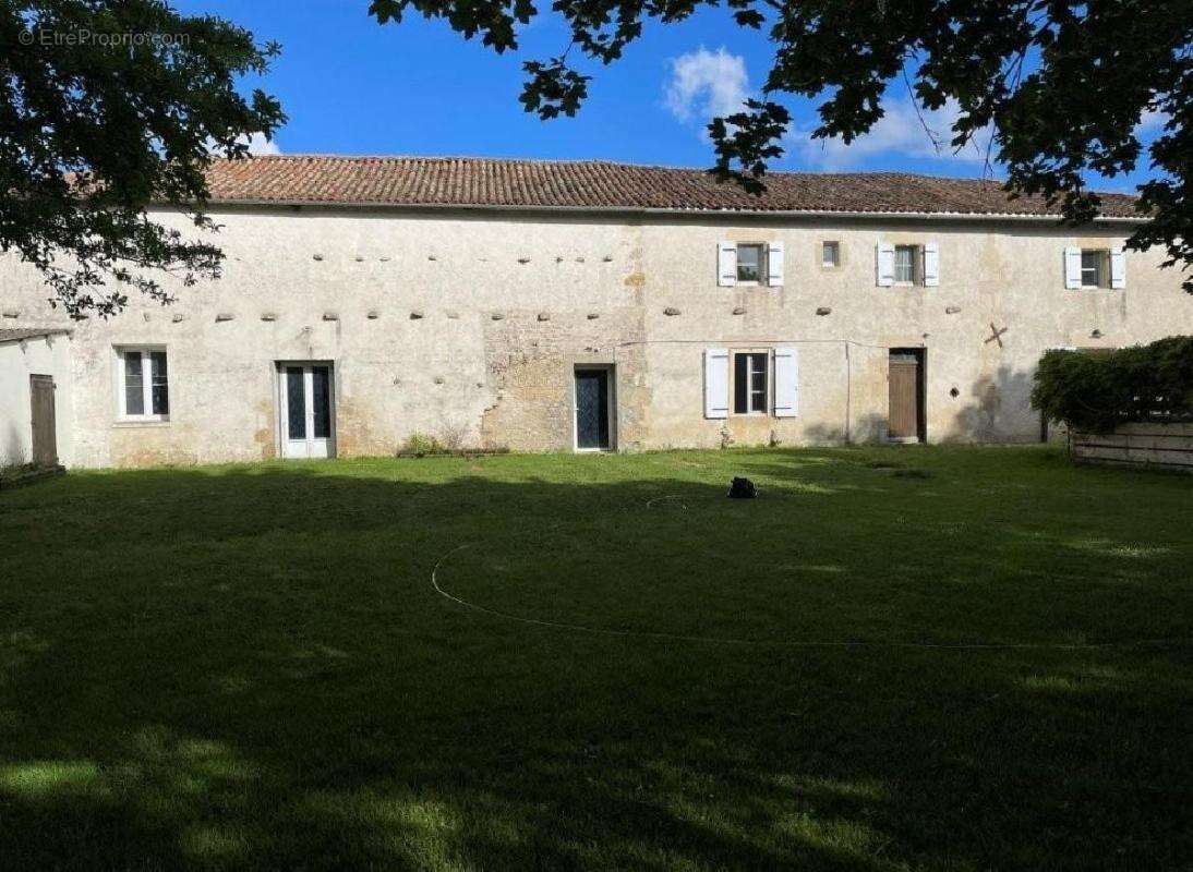 Maison à CHEF-BOUTONNE