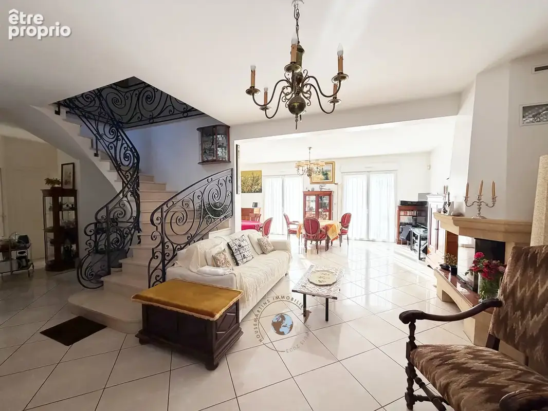 Très belle maison nichée dans la verdure, tout proche du centre. - photo 2