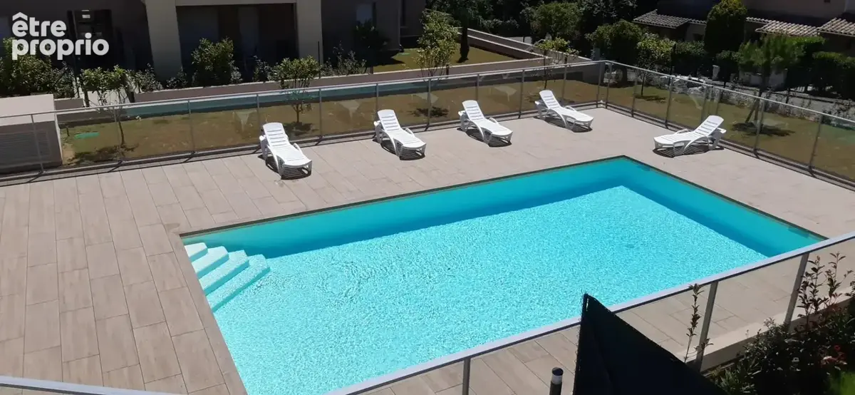 3p 61m², terrasse, piscine et 2 garages électrifiés - photo 1