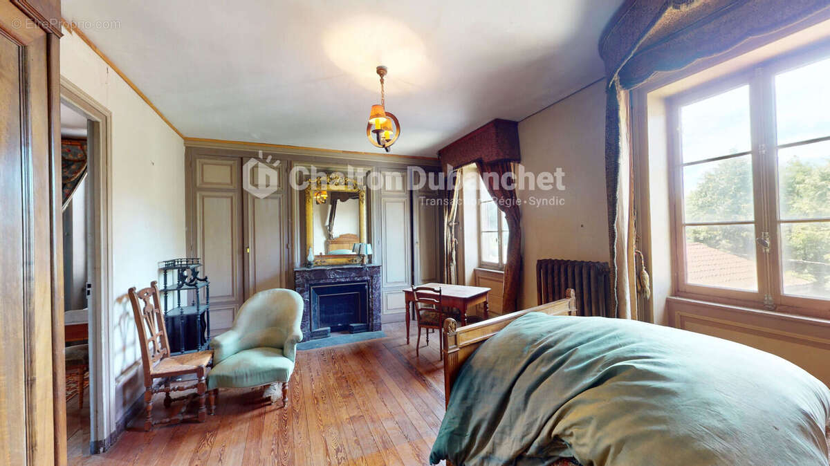 Maison 420 m² à Saint-Cyr-De-Valorges  - photo 9