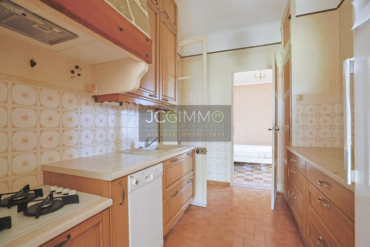 Maison à fort potentiel composée de 2 appartements - Bas Faron à Toulon - photo 8
