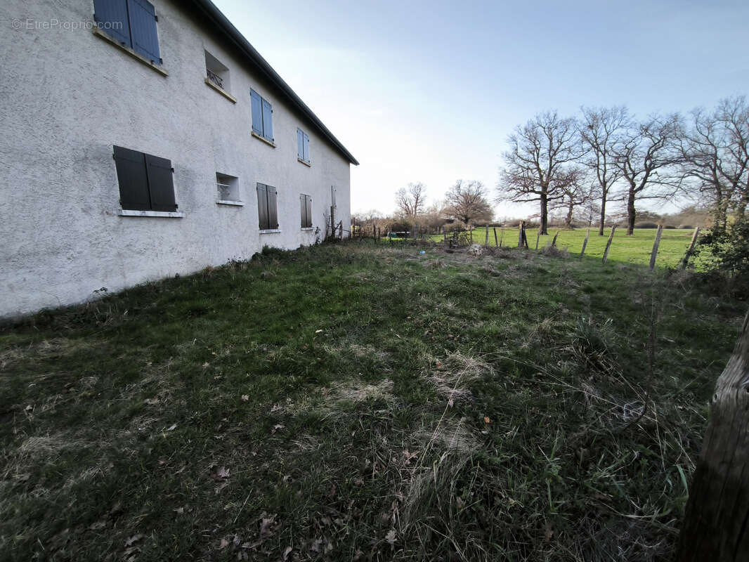 Appartement à VEAUCHE