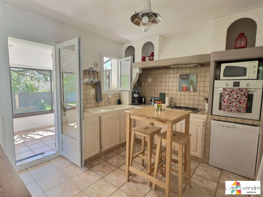 cuisine ouverte sur salon séjour avec accès véranda - Maison à SEILLONS-SOURCE-D&#039;ARGENS