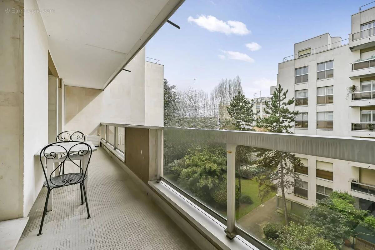Appartement à NEUILLY-SUR-SEINE