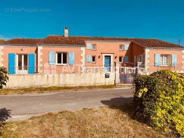 Maison 215 m² à Ladiville  - photo 2