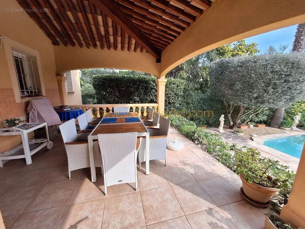 Maison à ROQUEBRUNE-SUR-ARGENS