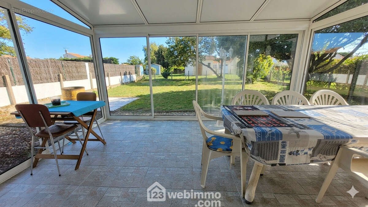 Une véranda de 14m² - Maison à LONGEVILLE-SUR-MER