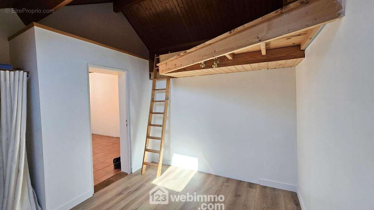 .....sa mezzanine pour son lit. - Maison à DANNEMOIS