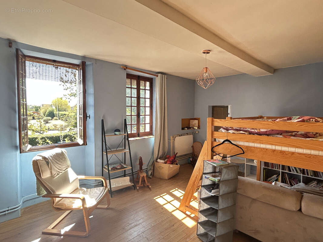 Une maison en pierres et tuiles de pays d'environ 160m2 comprenant: -Au rez-de-chaussée: cuisine aménagé avec - photo 12
