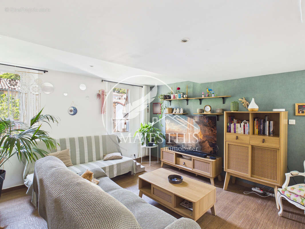 Appartement à SOLLIES-TOUCAS