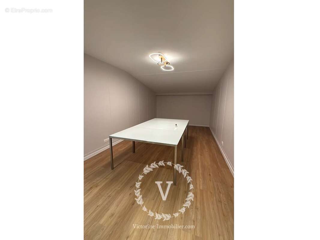 Commerce à PARIS-9E