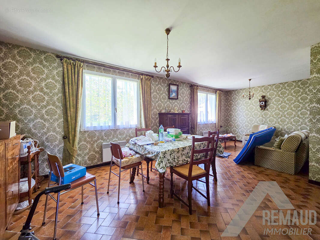 Maison à BEAULIEU-SOUS-LA-ROCHE