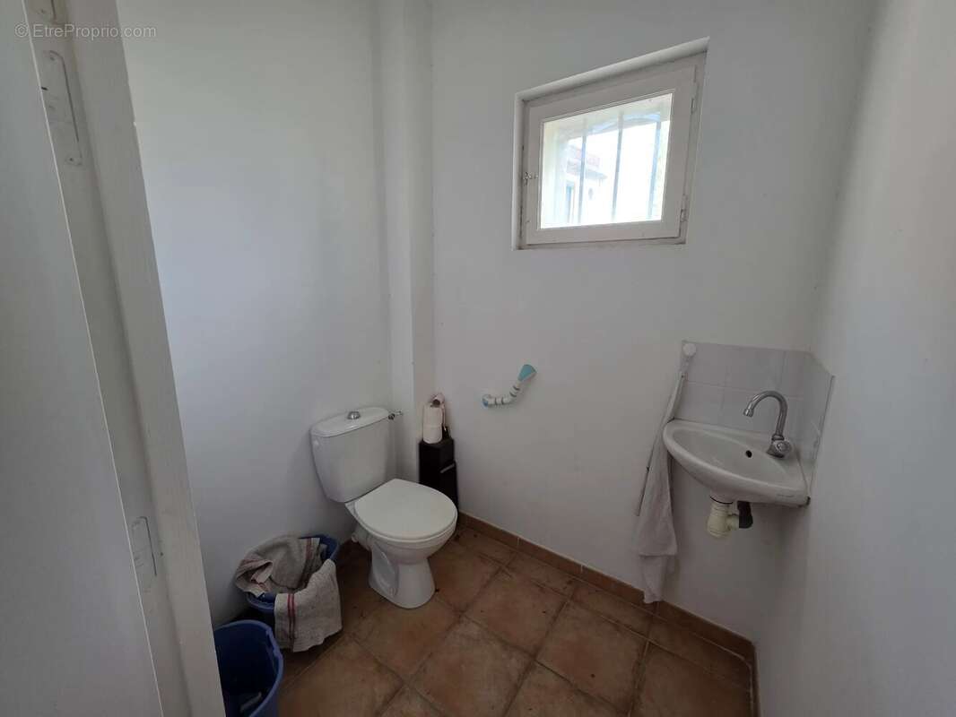 Commerce 68 m² à Fourques  - photo 4