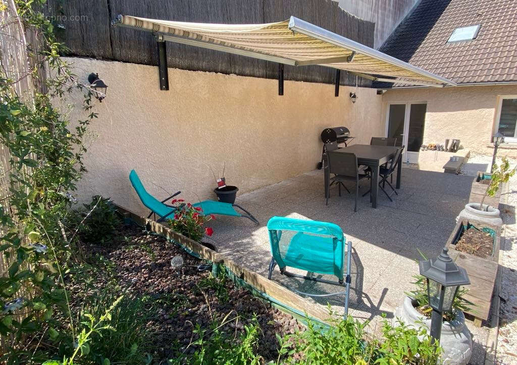 Maison à VILLENEUVE-LES-GENETS