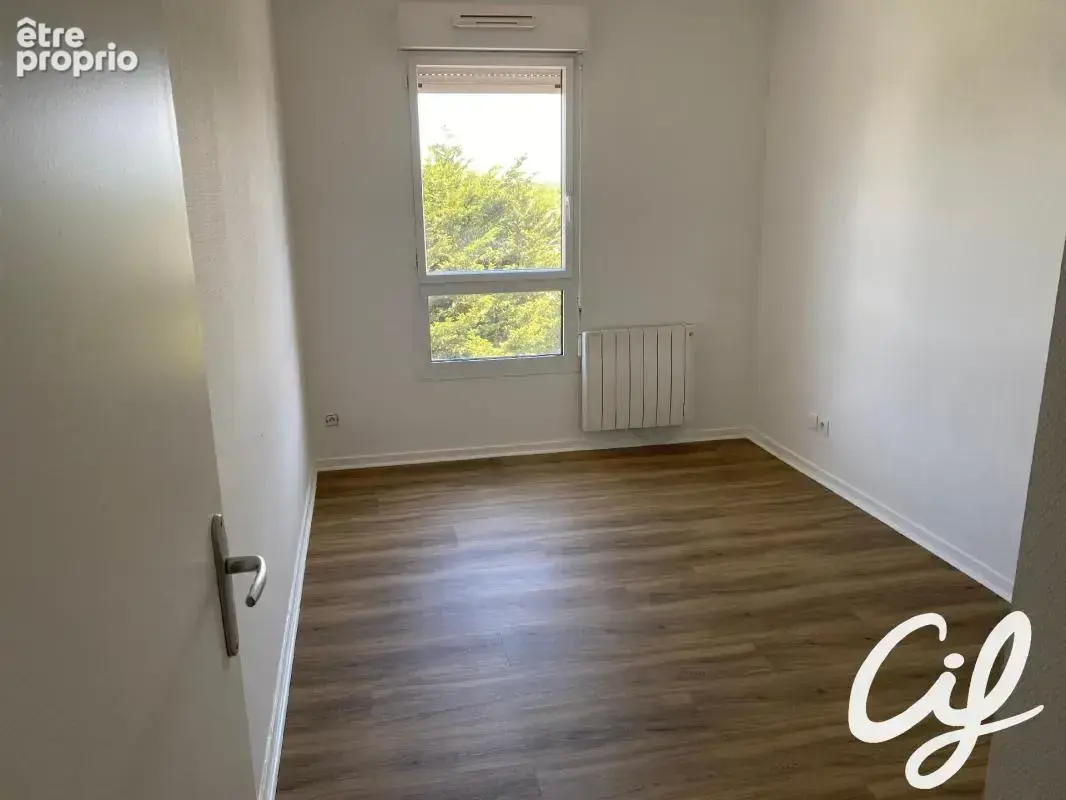 Appartement T3 La Vergne - 64.73 m2  155 000 Euros - photo 3