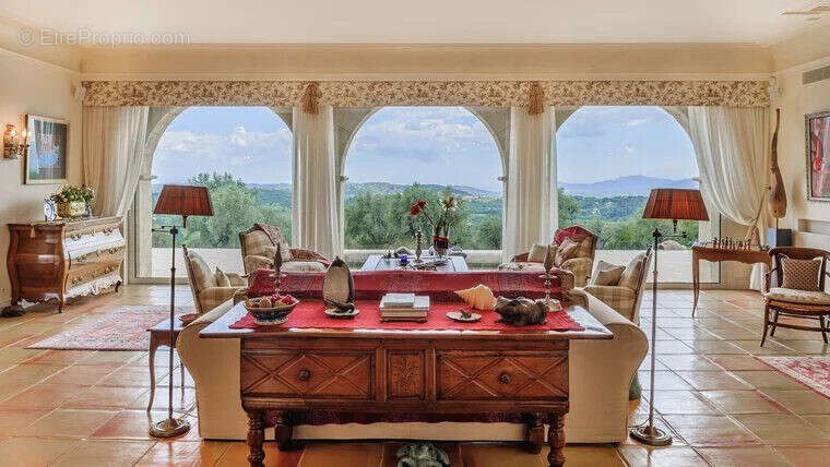 Maison à CHATEAUNEUF-GRASSE