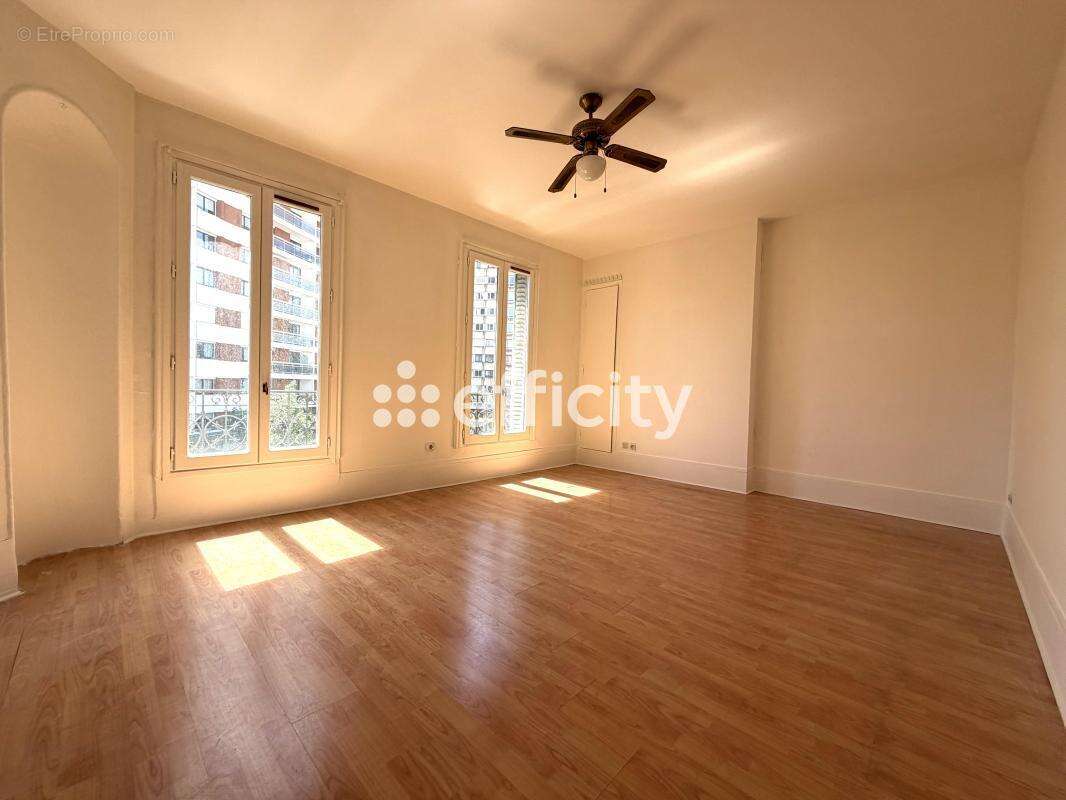 Appartement à LES LILAS