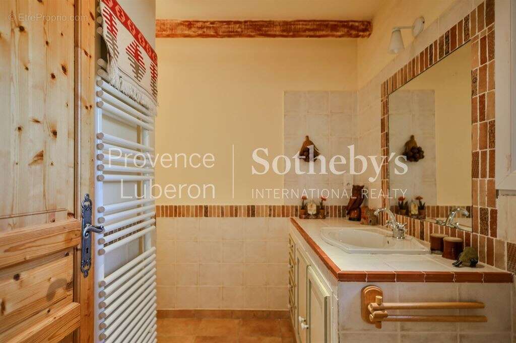 Propriété de charme avec vues sur Gordes, au cœur d’un écrin naturel - photo 13