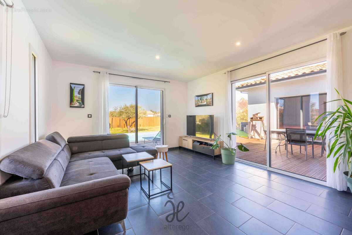 Maison 2020 - 105 m2 - 3 CH + Piscine + Atelier - photo 4
