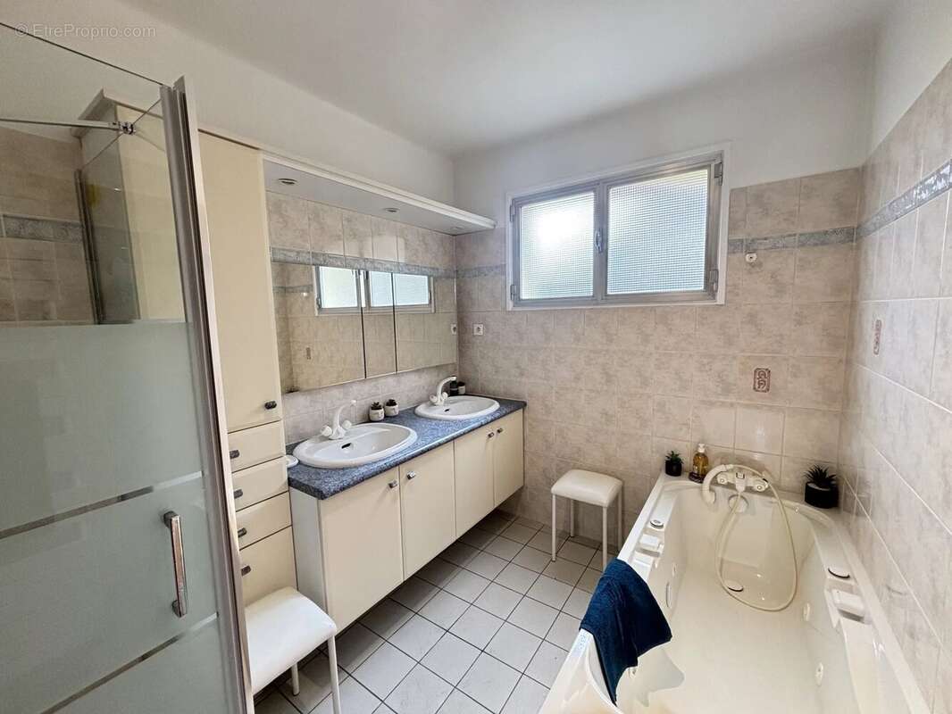 ARGENTEUIL – LES COTEAUX  Élégante maison familiale de plus de 200 m² avec vue sur Paris et la Tour Eiffel - photo 20
