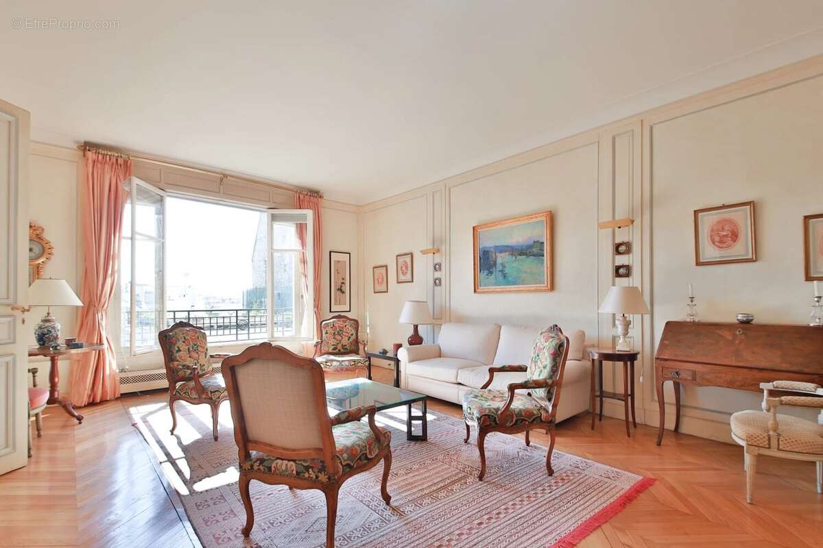 Appartement à PARIS-16E
