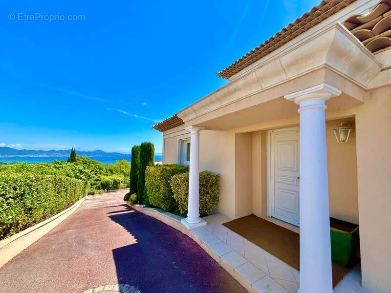 Villa d’Exception à Saint-Aygulf – Vue Mer Panoramique & Cadre Unique - photo 3