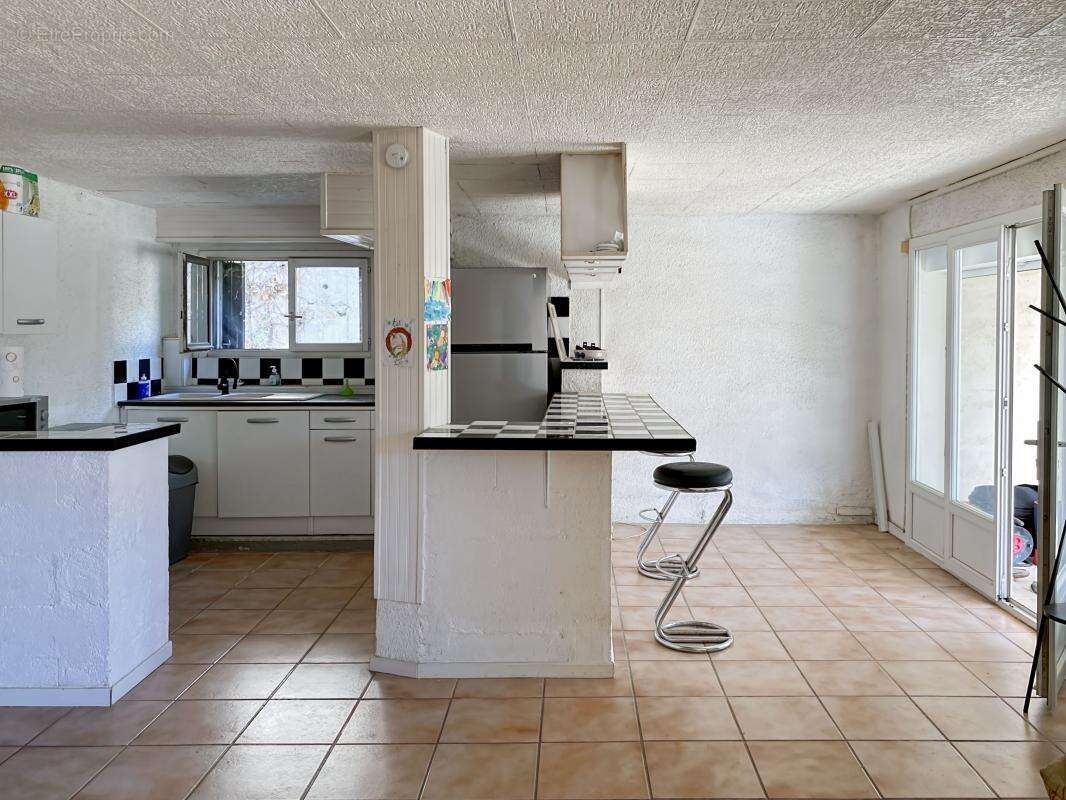 Maison à CEYRESTE