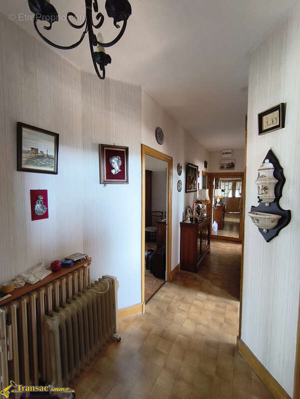 À Saint Rémy sur Durolle proche du plan d'eau, belle maison familiale 6 pièces avec 2 garages. - photo 4