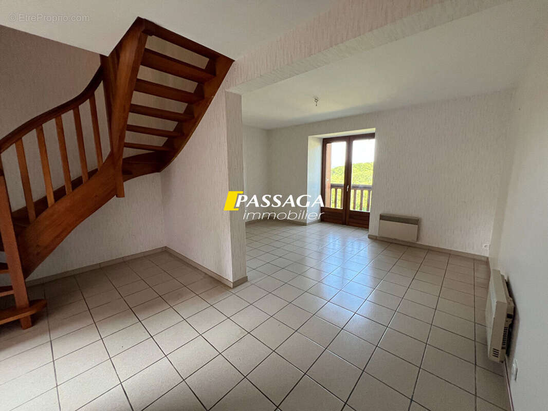A VENDRE - Maison comprenant deux logements caves et jardins - LASSOUTS - photo 3