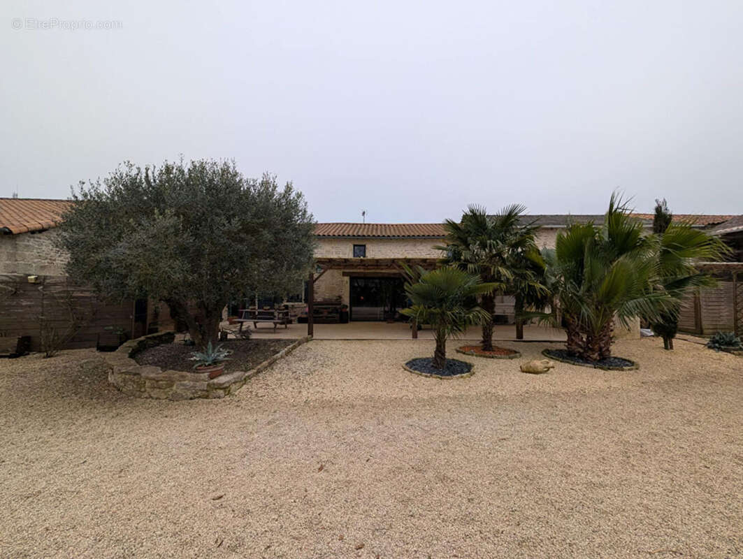 Maison à SAINTE-NEOMAYE