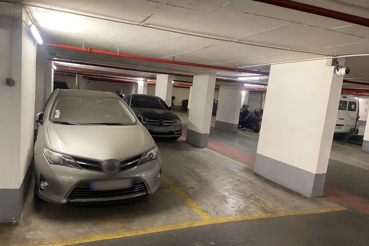 Parking à PARIS-4E