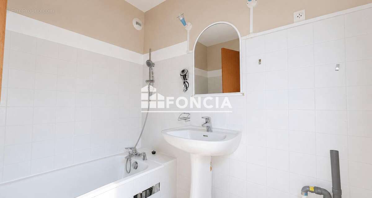 À vendre t2 + parking + cave - photo 5