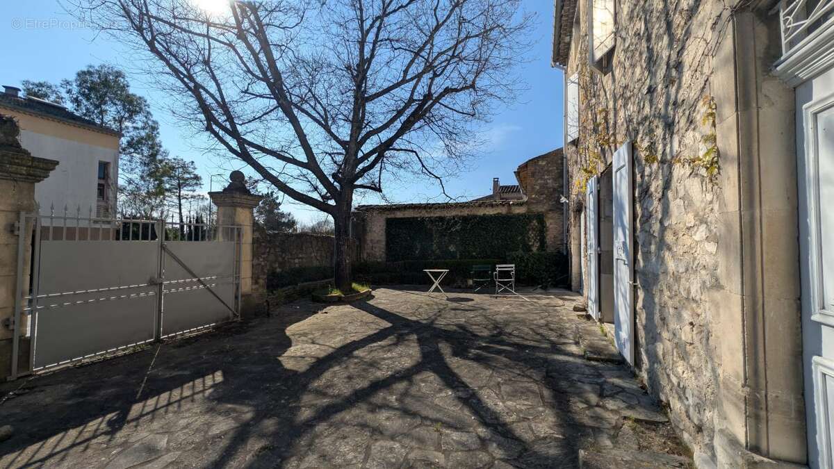 Maison à SAINT-JEAN-DE-MARUEJOLS-ET-AVEJAN