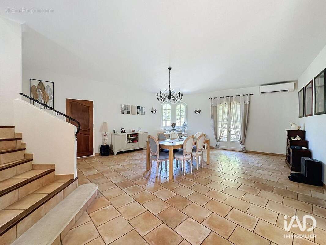 Maison 229 m² à Morieres-Les-Avignon  - photo 8
