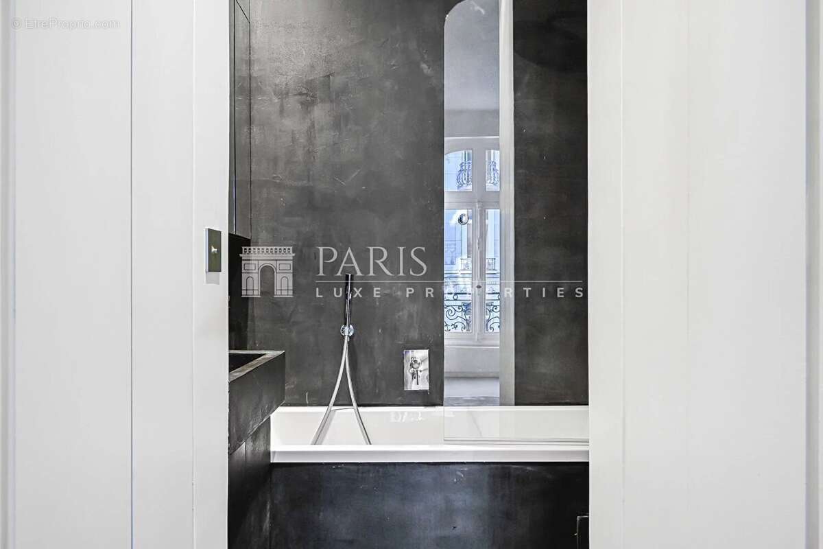 Appartement à PARIS-17E