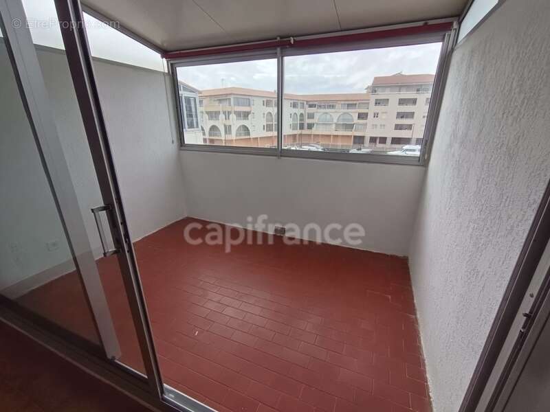  INVESTISSEMENT MALIN À SÈTE  Studio lumineux avec vue marina, loggia et climatisation dans le quartier très recherché des Quill - photo 3