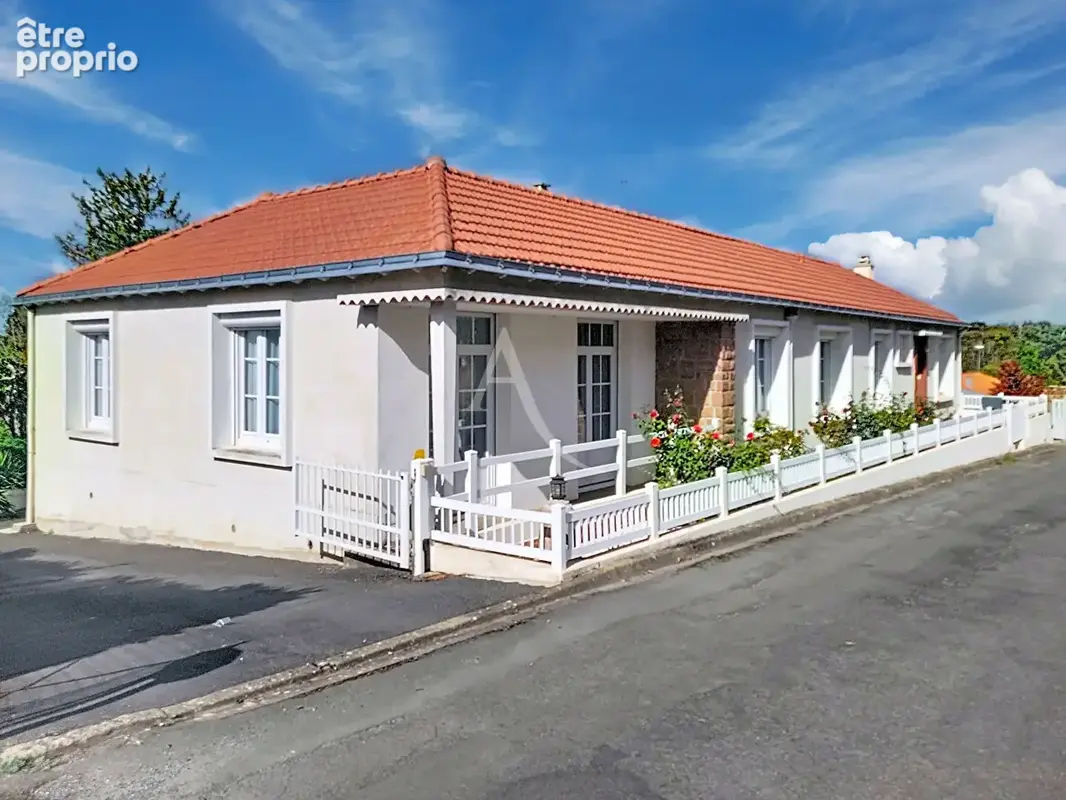 CHEMILLÉ - Maison de plain-pied - 6 chambres - 3 garages - Terrain 1 500 m² - photo 4