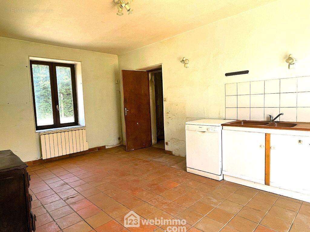 Entrée par la cuisine de 17 m2, - Maison à NUEIL-SOUS-FAYE