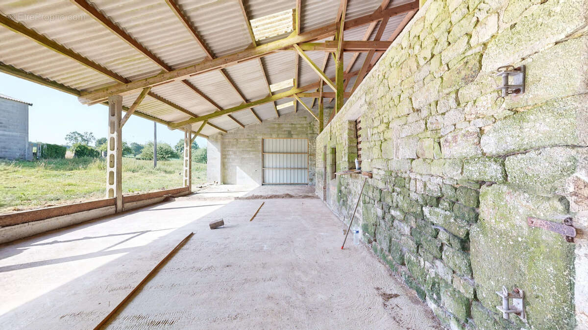 Ensemble immobilier avec habitation, dépendances sur terrain d'environ 9300m2. - photo 18