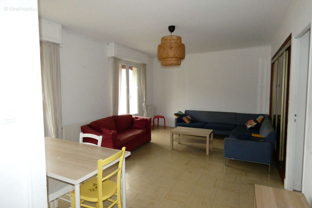MONTLUCON bel appartement de 80 m2 avec balcon- terrasse , cave et parking privatif - photo 6