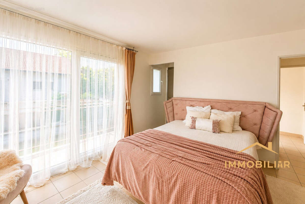 Maison 156 m² à Lancrans  - photo 6