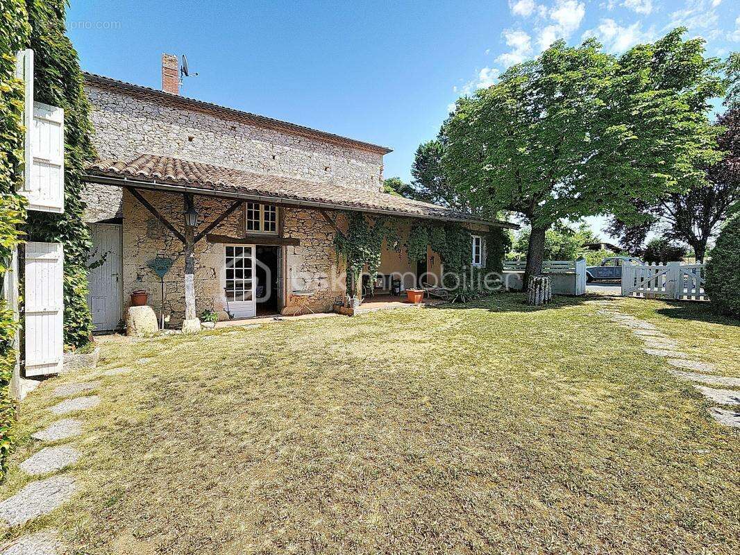 Du cachet et du charme pour cette confortable maison de 181m2. sur 1.1 hectare de terrain - photo 4