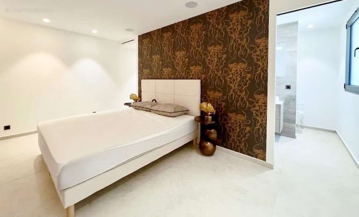 Dpt Var (83), à vendre SAINTE MAXIME maison P6 de 280 m² - Terrain de 1637 m² - photo 18