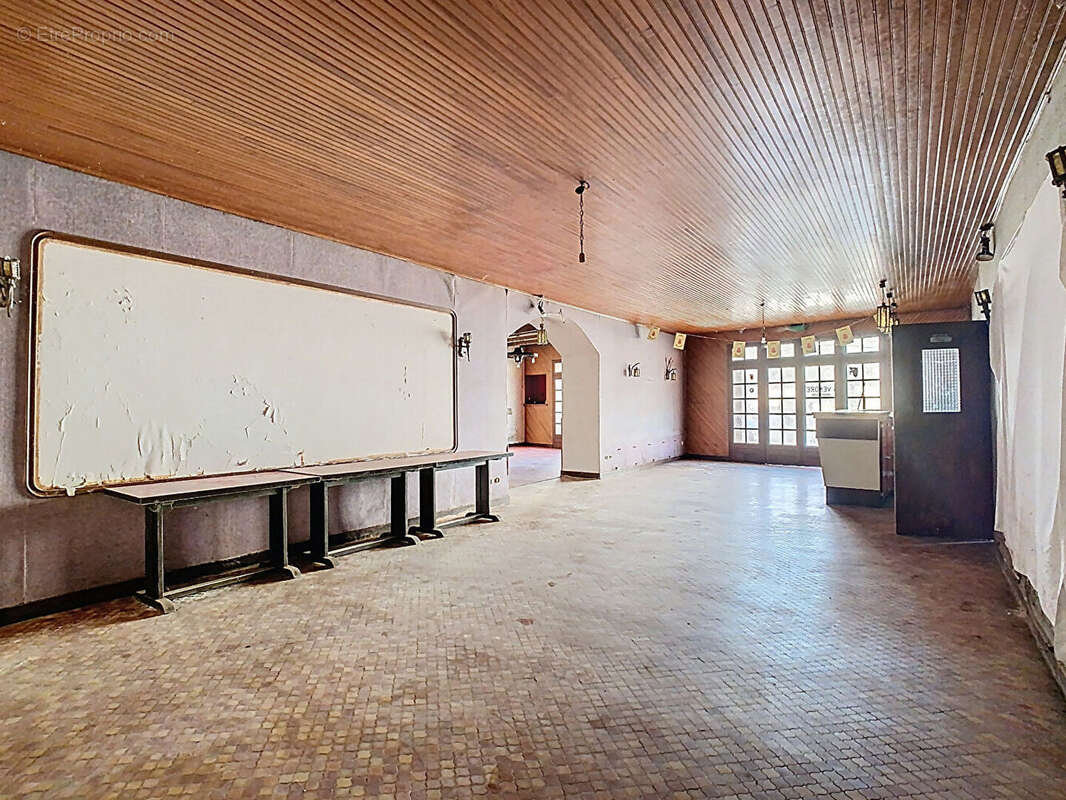 Commerce à DAMPIERRE