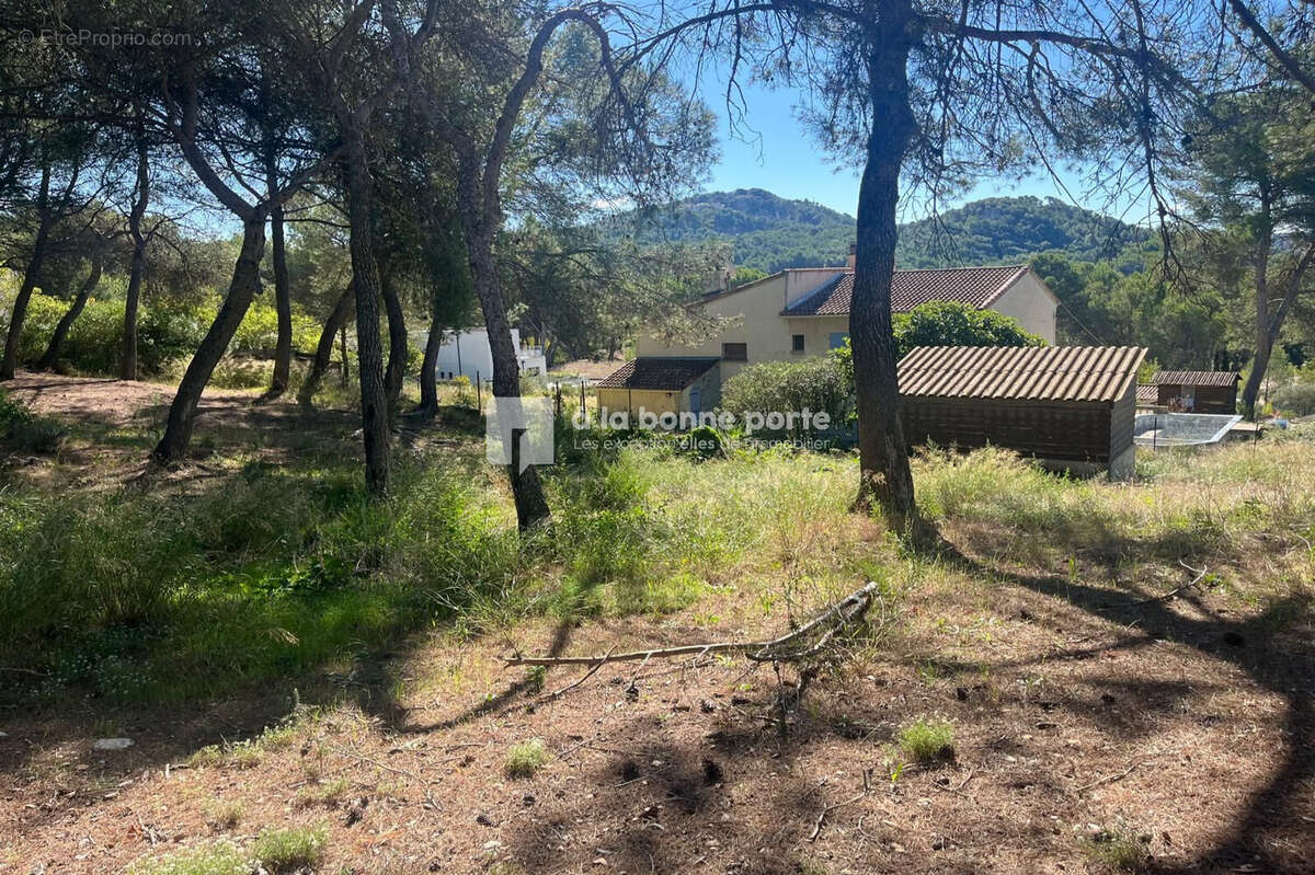 Terrain à VENTABREN