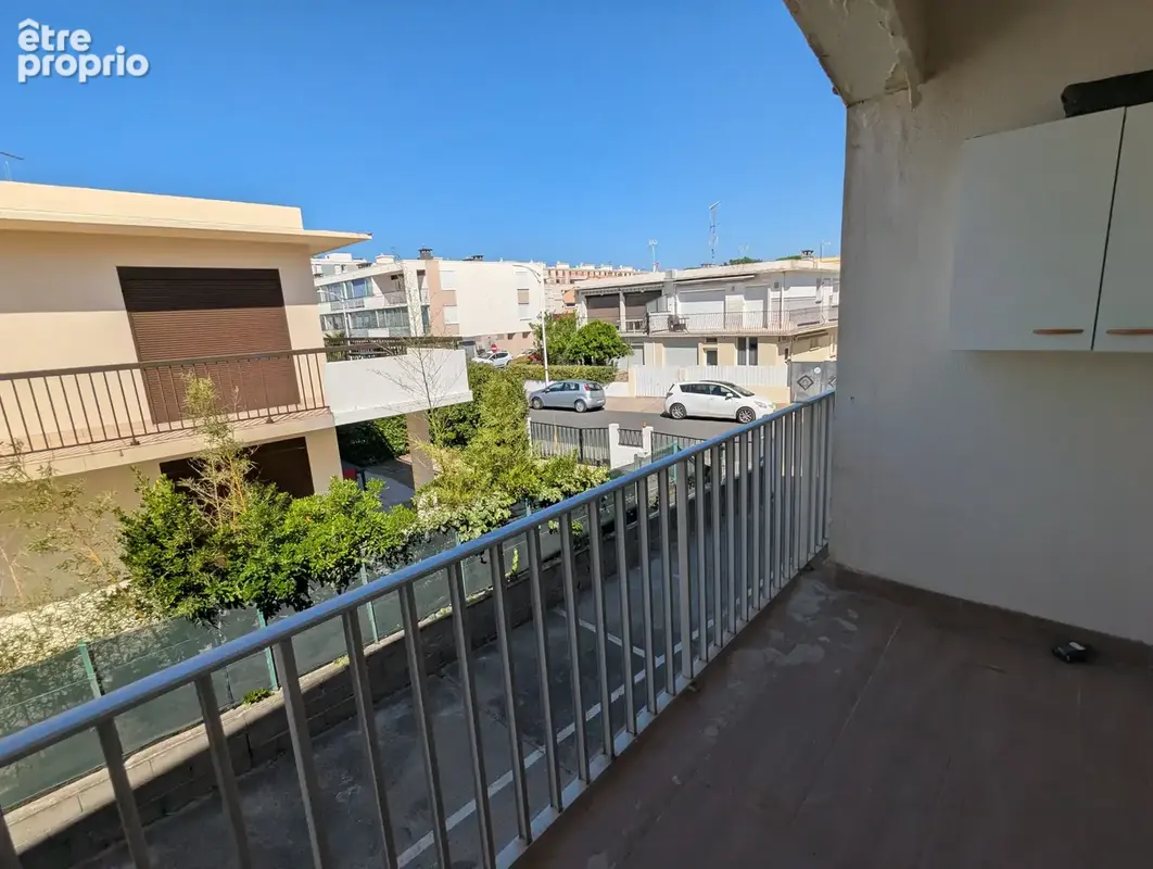 Appartement à rénover avec beau potentiel, quartier calme proche des plages - photo 9