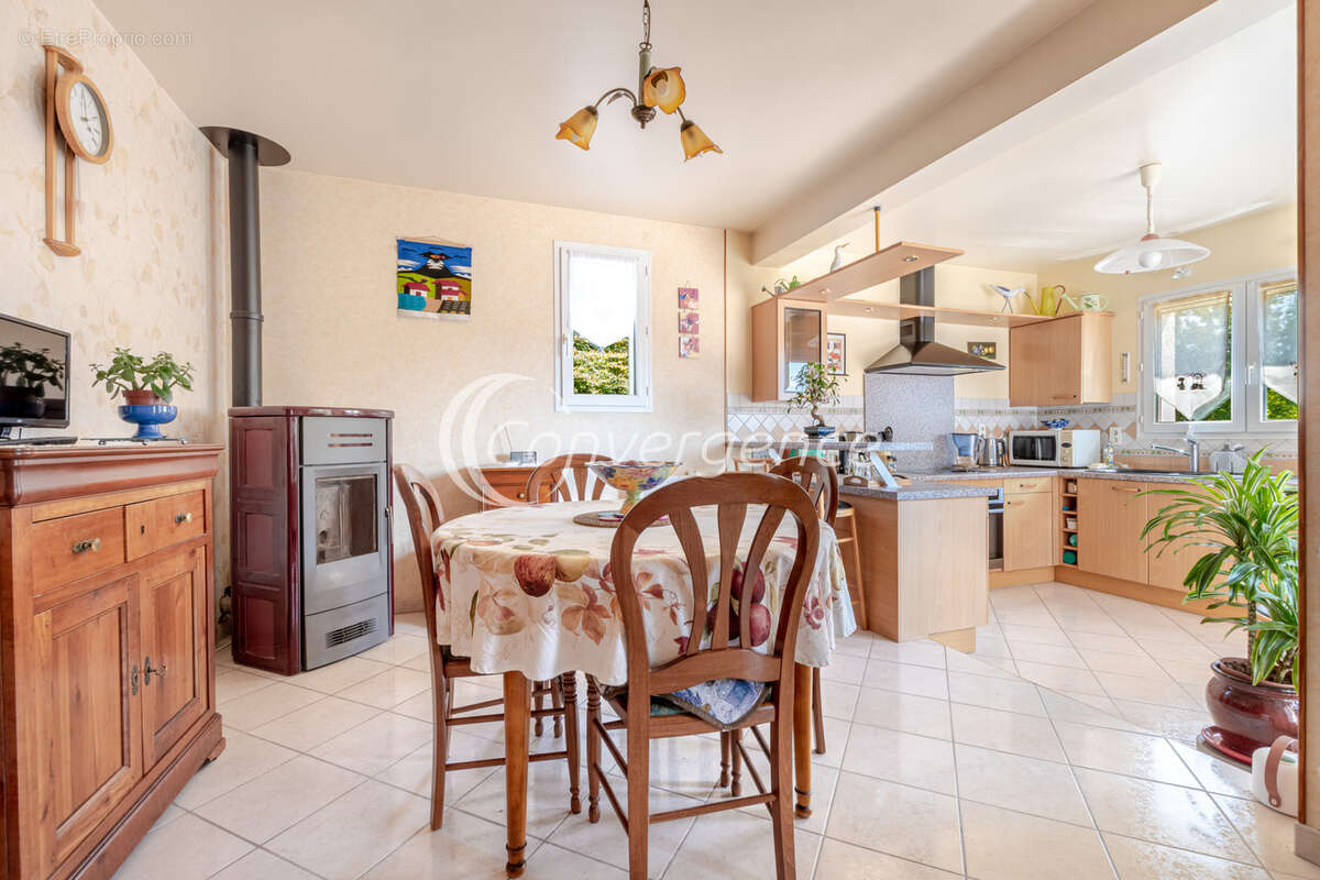 Maison de plain-pied de 105m2 avec garages, jardin et dépendances - photo 5