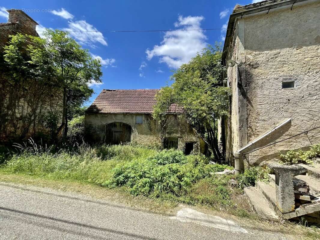 Maison et deux granges à rénover - photo 13