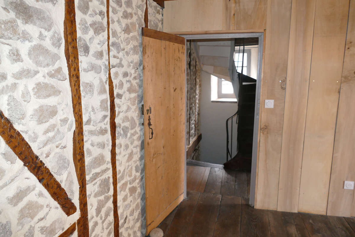 Grande maison rénovée avec atelier ou local commercial, terrasse panoramique et jardin (Mourjou - Puycapel, 15) - photo 24